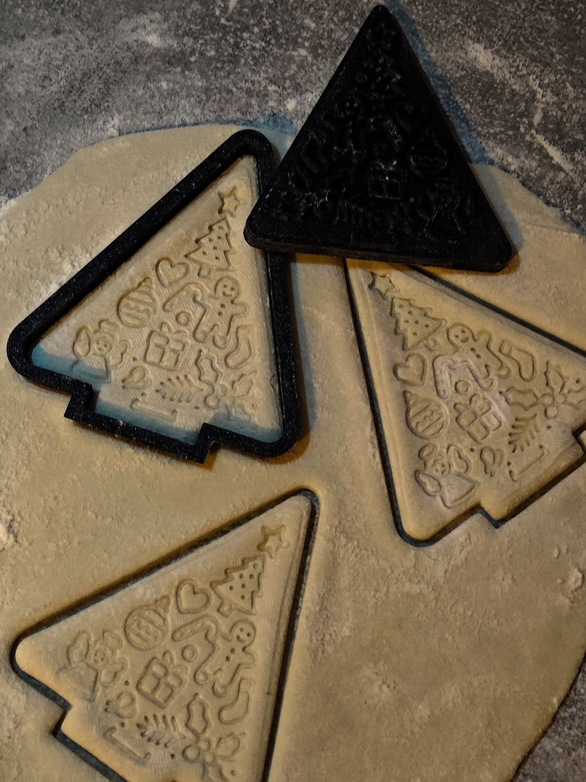 Koekjesuitsteekvorm in de vorm van een kerstboom met stempel