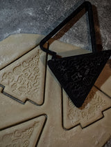 Koekjesuitsteekvorm in de vorm van een kerstboom met stempel
