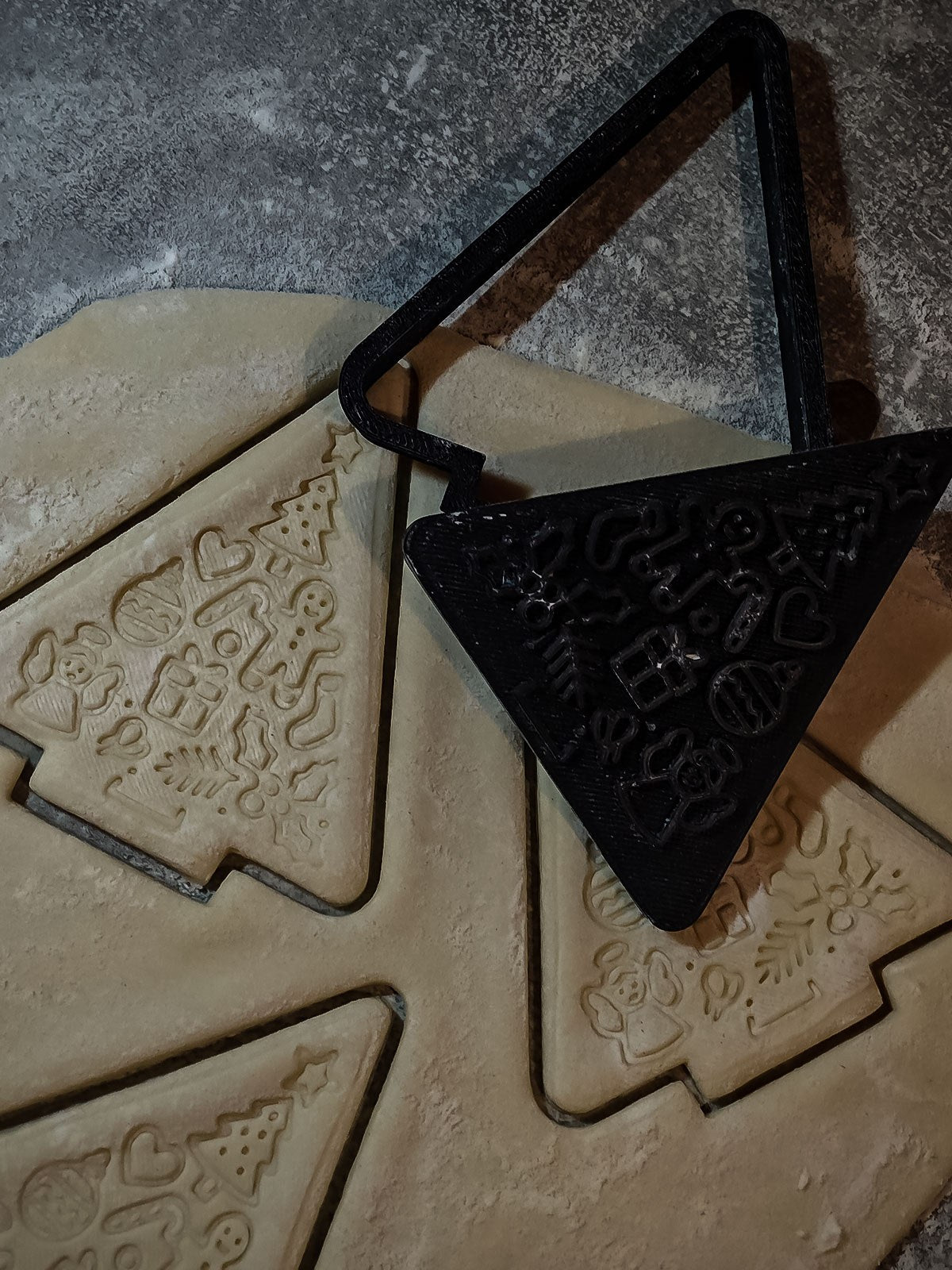 Koekjesuitsteekvorm in de vorm van een kerstboom met stempel