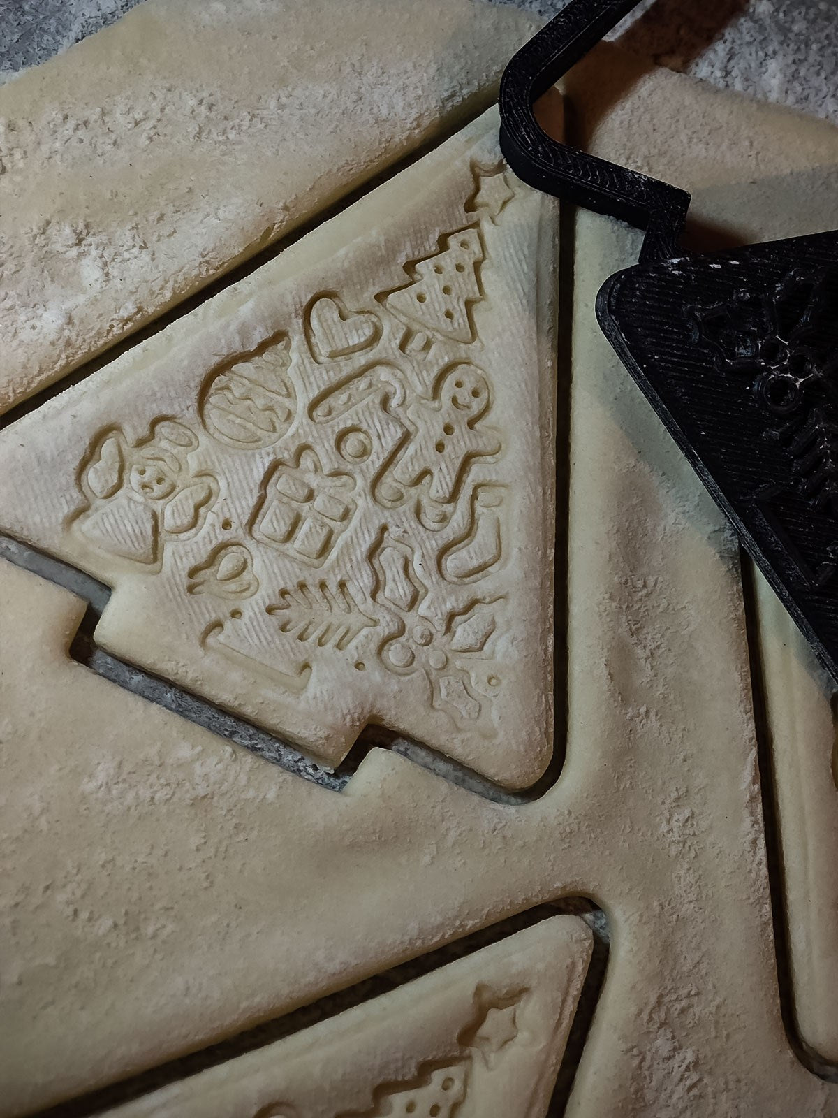 Koekjesuitsteekvorm in de vorm van een kerstboom met stempel