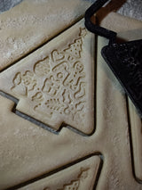 Koekjesuitsteekvorm in de vorm van een kerstboom met stempel