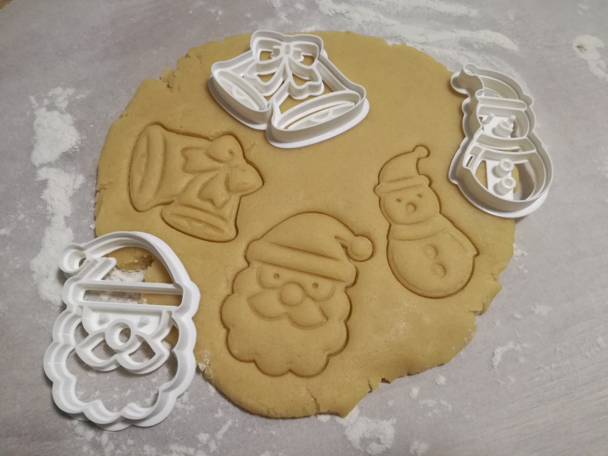 Drie koekjesuitsteekvormen: kerstman, sneeuwpop en kerstklokken