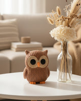 Close-up van een gebreide uil met gehaakte look in warm terracotta