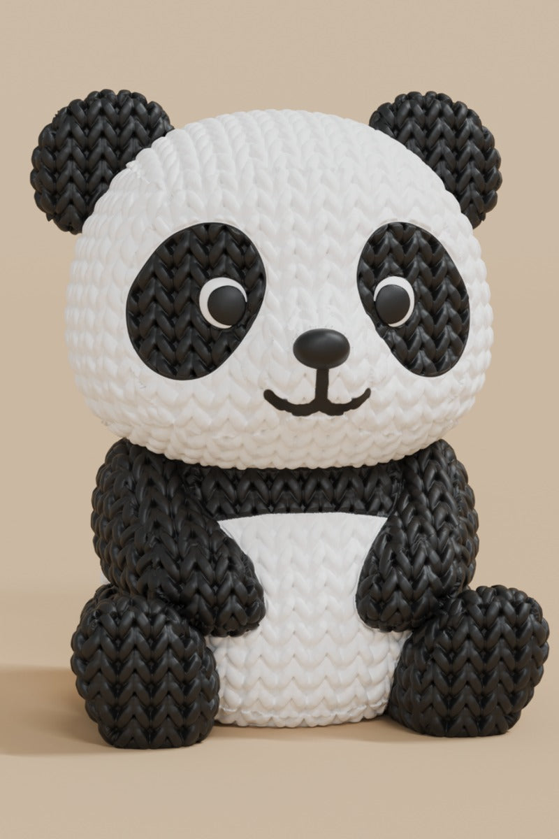 Close-up van een gebreid pandafiguurtje met zwart-witte gehaakte look