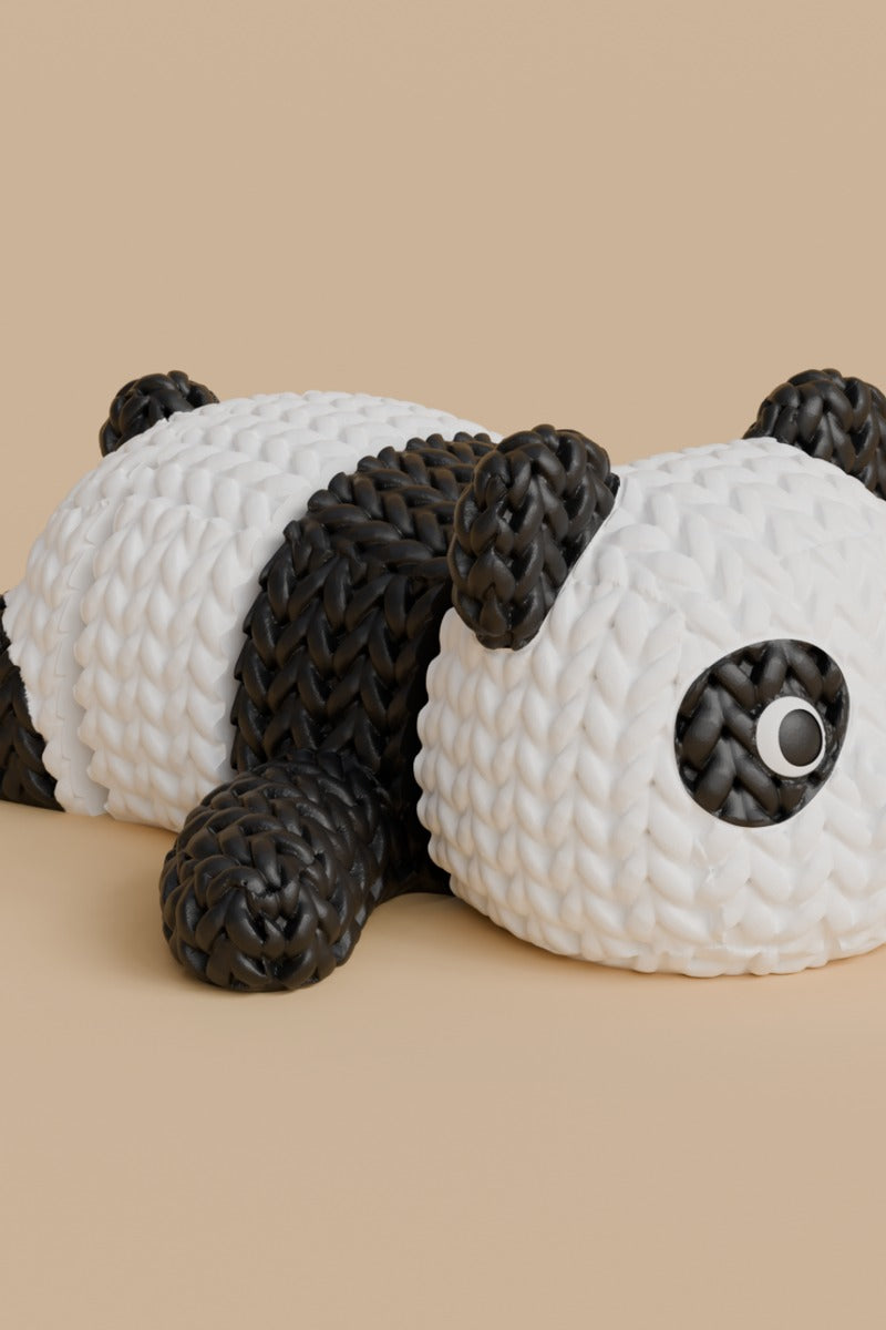 Gebreid pandafiguurtje met beweegbare segmenten in zwart en wit met gehaakte look, close-up