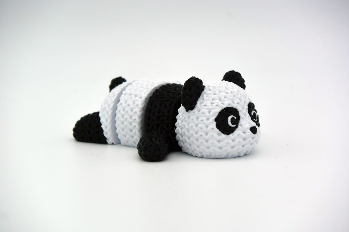 Gebreid pandafiguurtje met beweegbare segmenten in zwart en wit met gehaakte look, close-up
