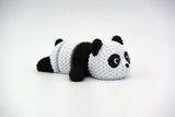 Gebreid pandafiguurtje met beweegbare segmenten in zwart en wit met gehaakte look, close-up