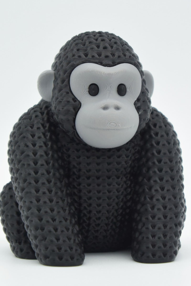 Close-up van een gebreid gorillafiguurtje met gedetailleerde gehaakte textuur op een lichte achtergrond