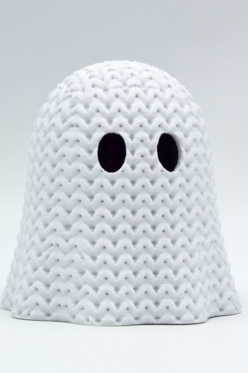 Close-up van een gebreid halloweenspookje met open gehaakte textuur