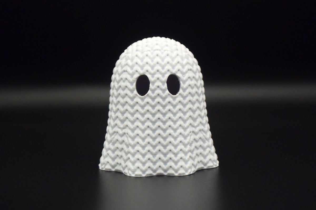 Close-up van een gebreid halloweenspookje met open gehaakte textuur