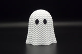 Close-up van een gebreid halloweenspookje met open gehaakte textuur