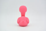 Close-up van gehaakte structuur op roze flamingofiguurtje