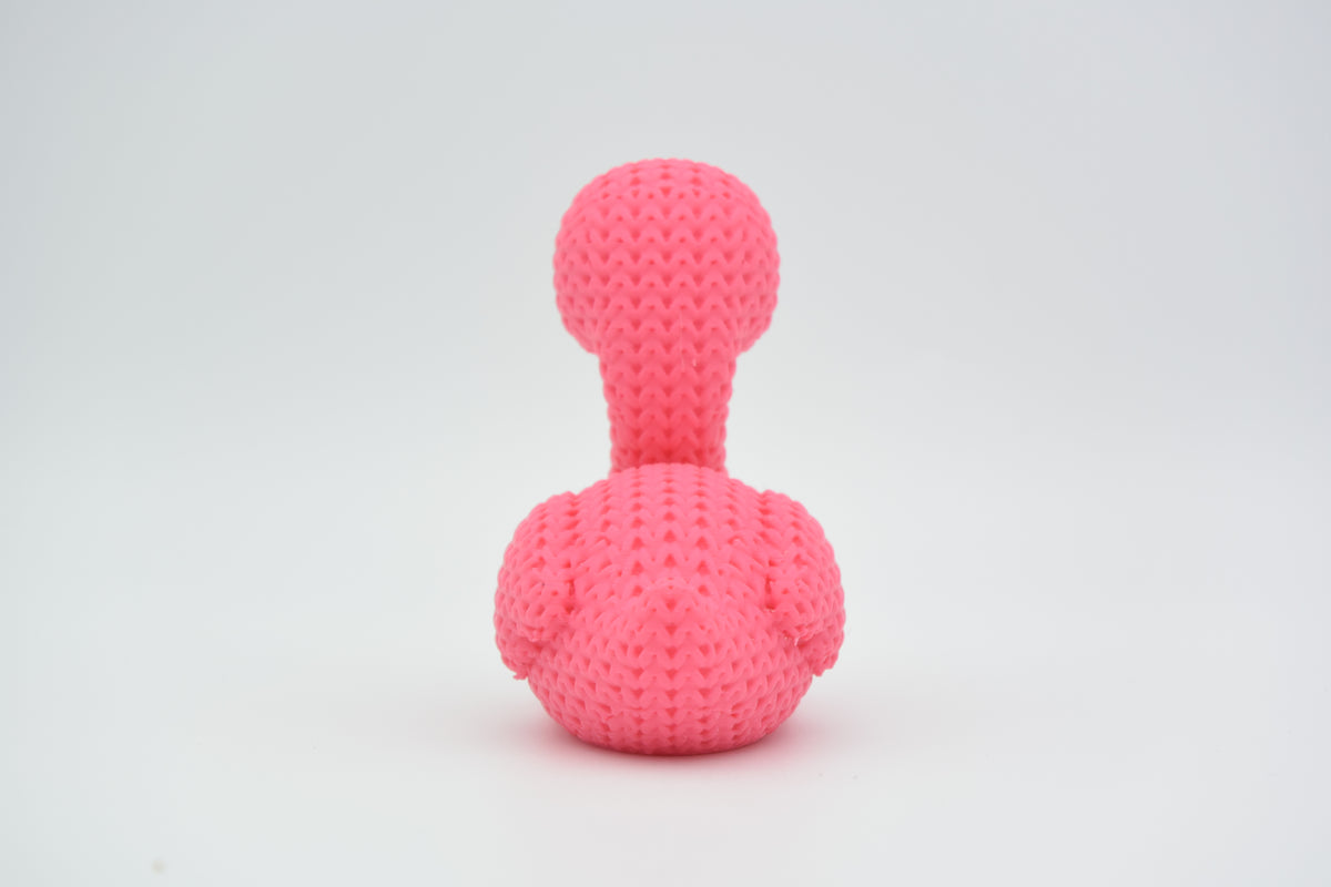 Close-up van gehaakte structuur op roze flamingofiguurtje