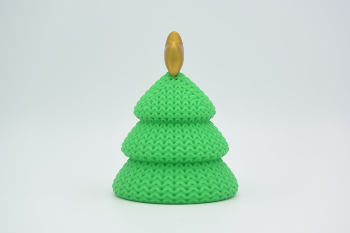 Detail van de structuur van het gebreide kerstboompje met zacht geweven patroon en gelaagde etages