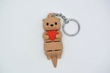 Flexibele gebreide otter met hart op houten plank naast kleine plant