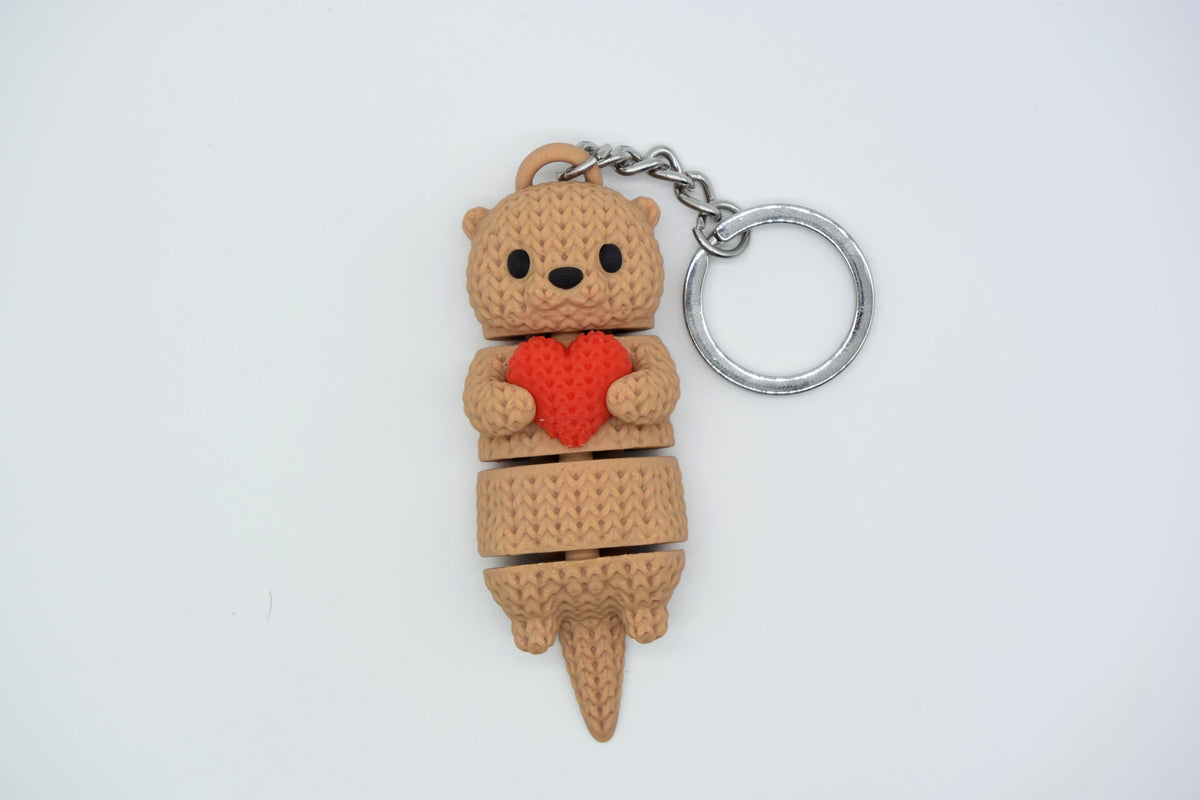 Flexibele gebreide otter met hart op houten plank naast kleine plant