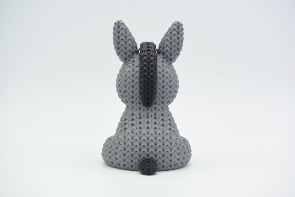 Detail van de structuur van de gebreide ezel met verhoogd gehaakt patroon in warm licht