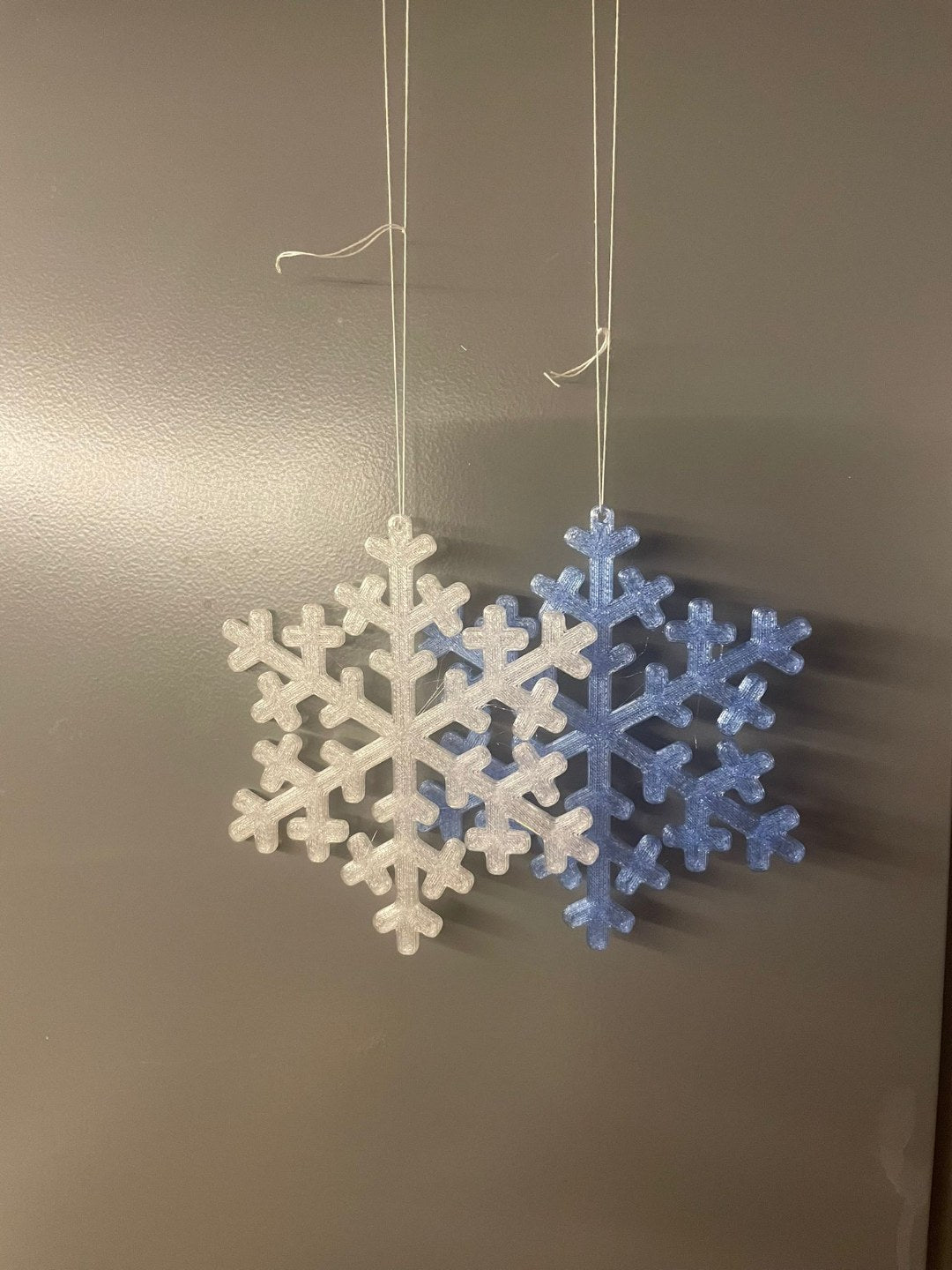 Sneeuwvlok als kerstboomversiering met gaatje voor een haakje