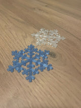 Sneeuwvlok als kerstboomversiering met gaatje voor een haakje