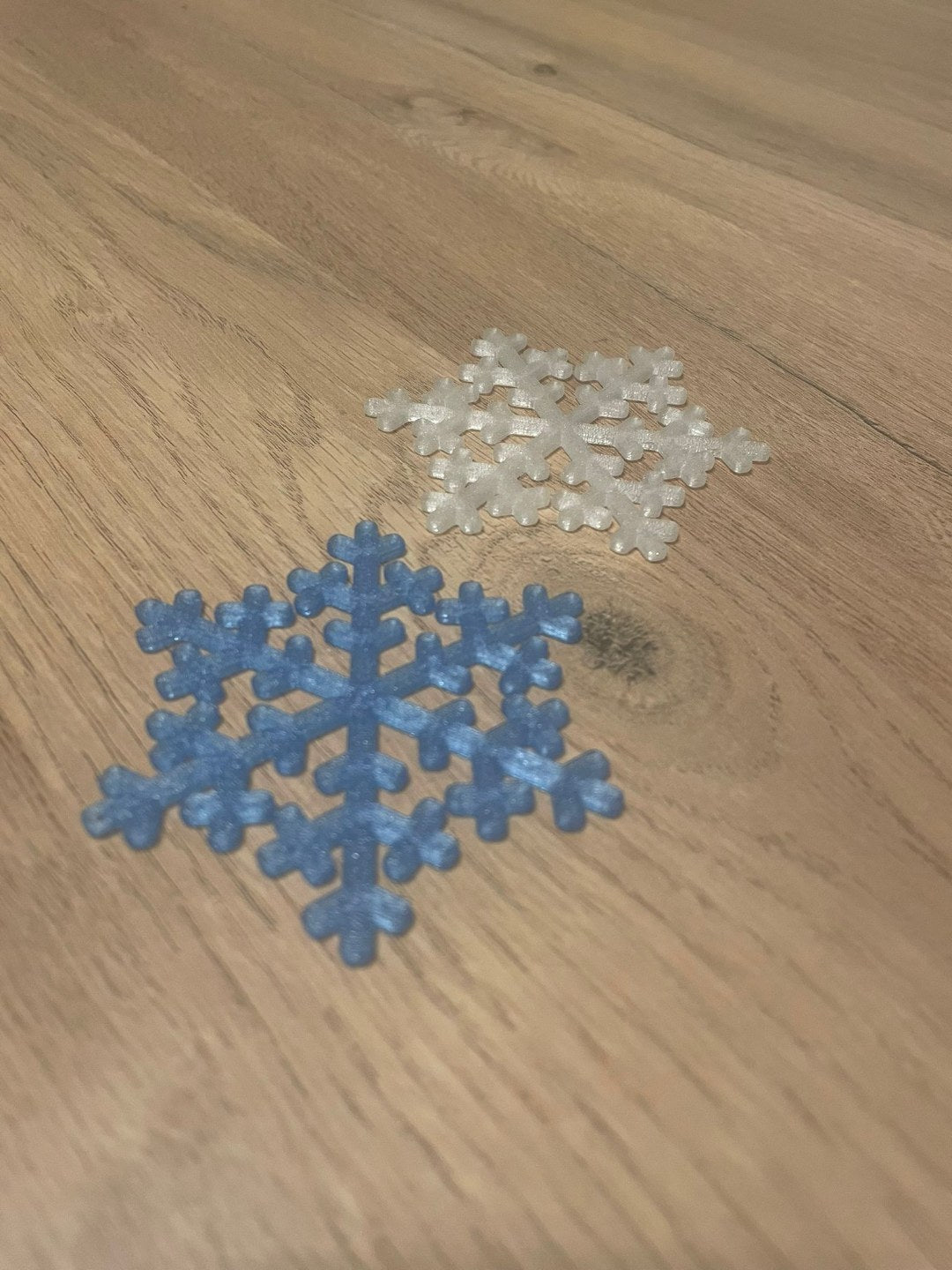 Sneeuwvlok als kerstboomversiering met gaatje voor een haakje