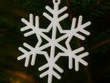 Gedetailleerde sneeuwvlok met ophanggat