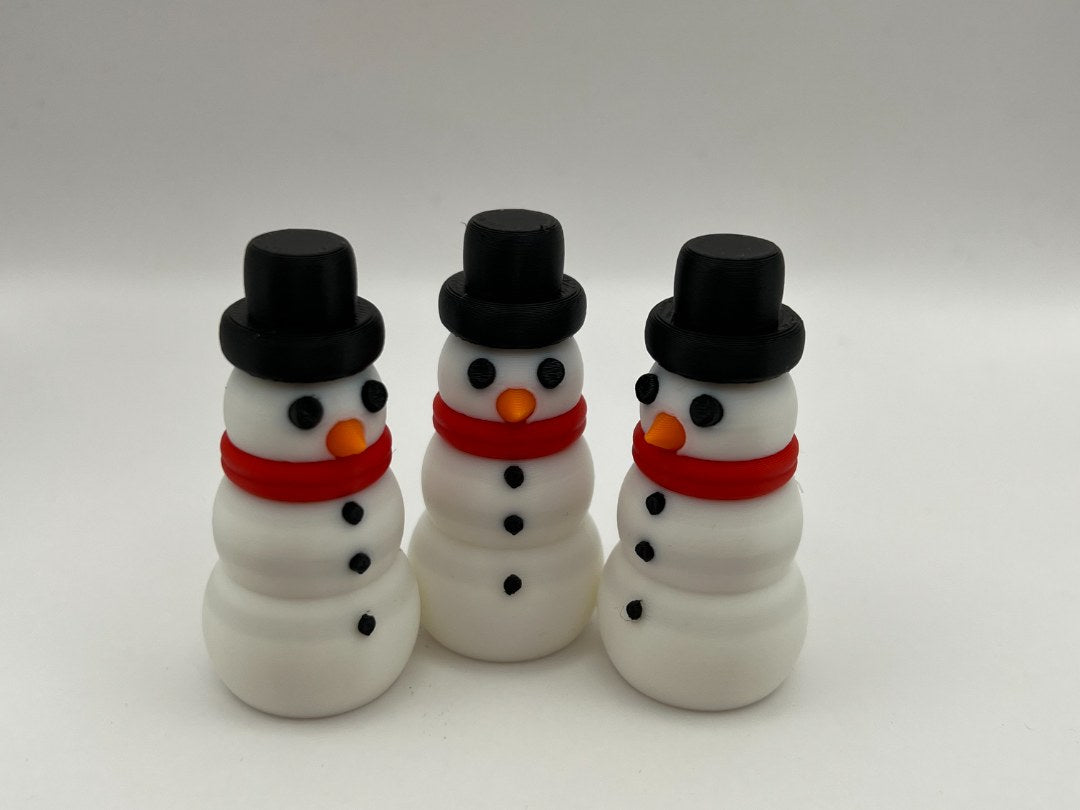 Klein sneeuwpopfiguurtje in verschillende kleuren