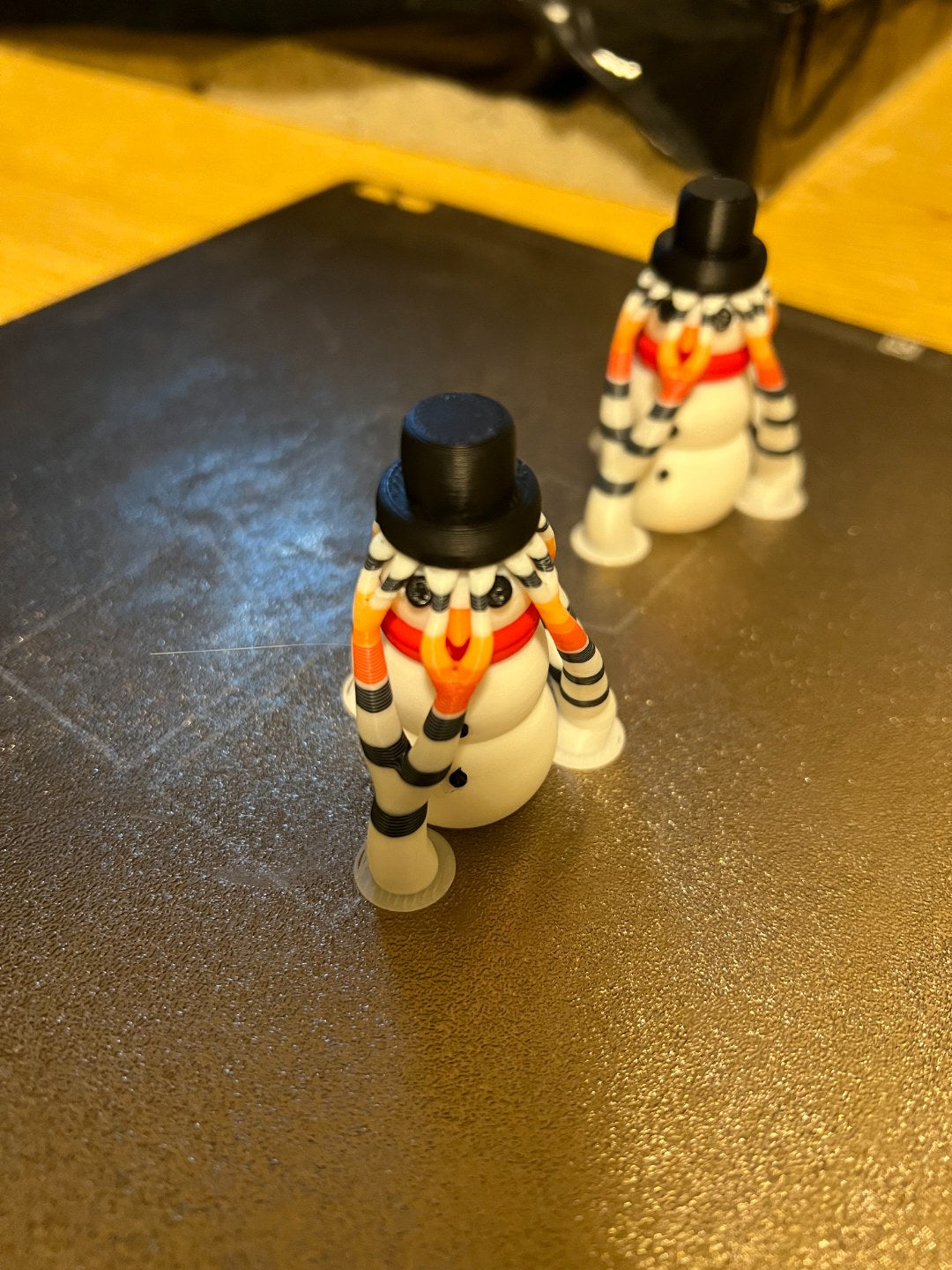 Klein sneeuwpopfiguurtje in verschillende kleuren