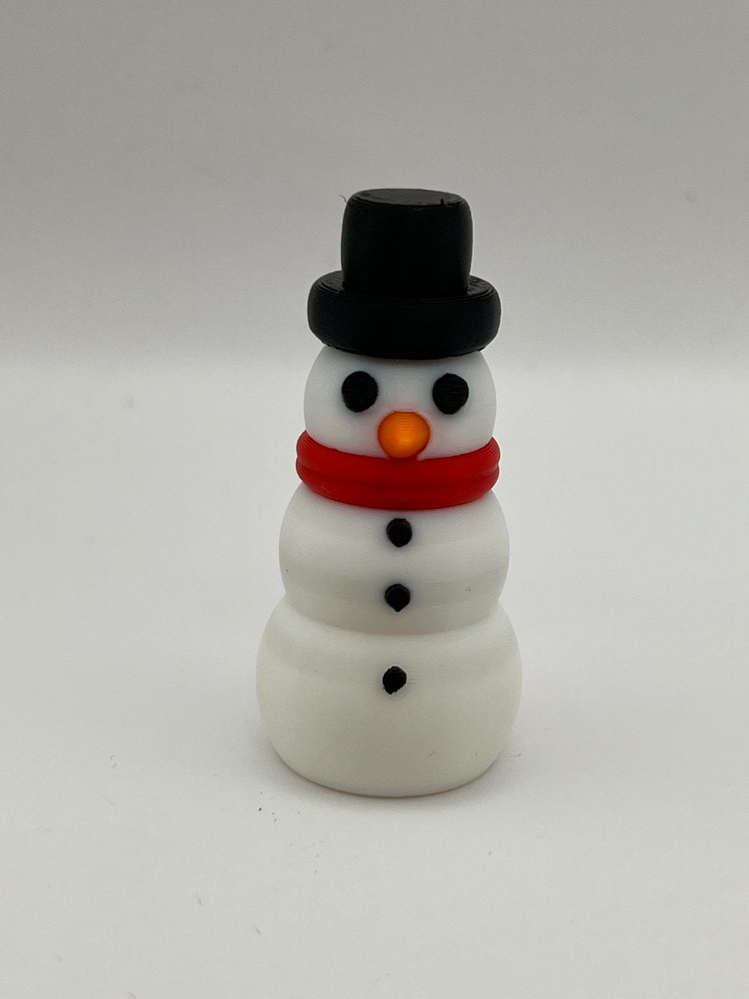 Klein sneeuwpopfiguurtje in verschillende kleuren
