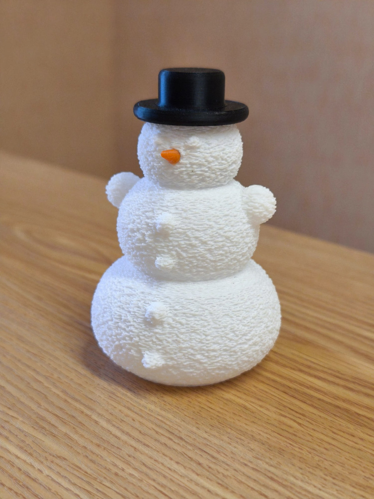 Sneeuwpop met hoed en neus over een led-theelichtje