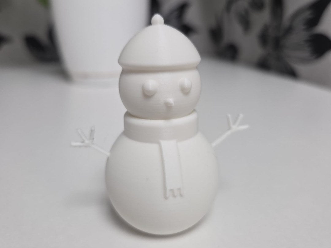 Minimalistisch sneeuwpopfiguurtje met een glimlach