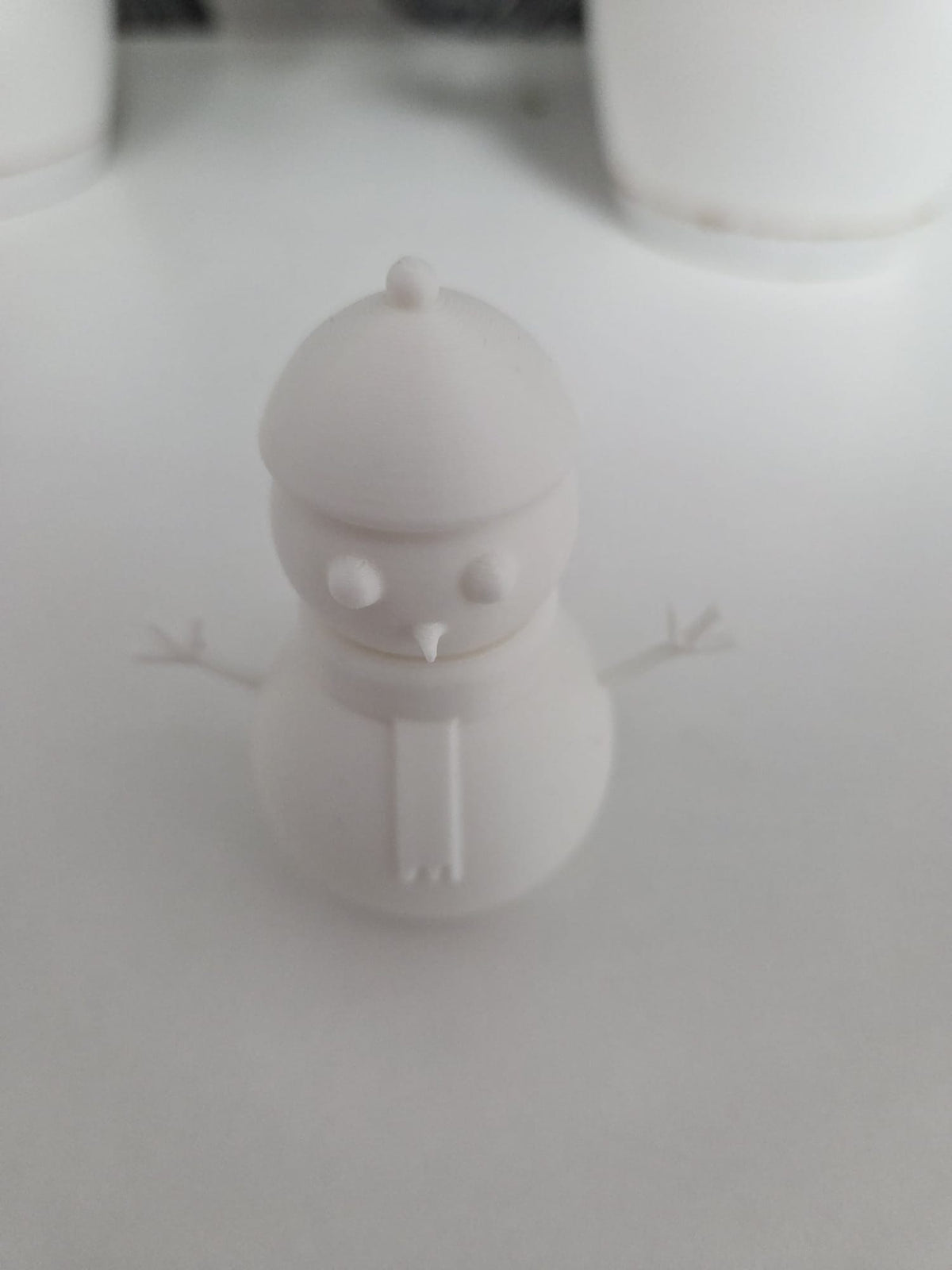 Minimalistisch sneeuwpopfiguurtje met een glimlach