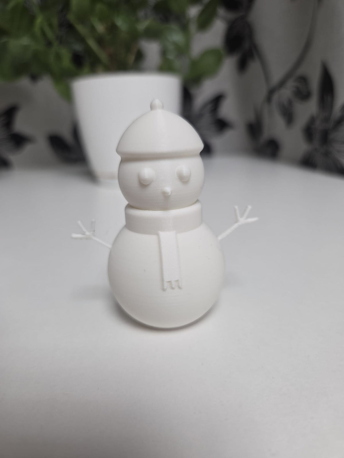 Minimalistisch sneeuwpopfiguurtje met een glimlach