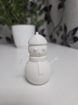 Minimalistisch sneeuwpopfiguurtje met een glimlach
