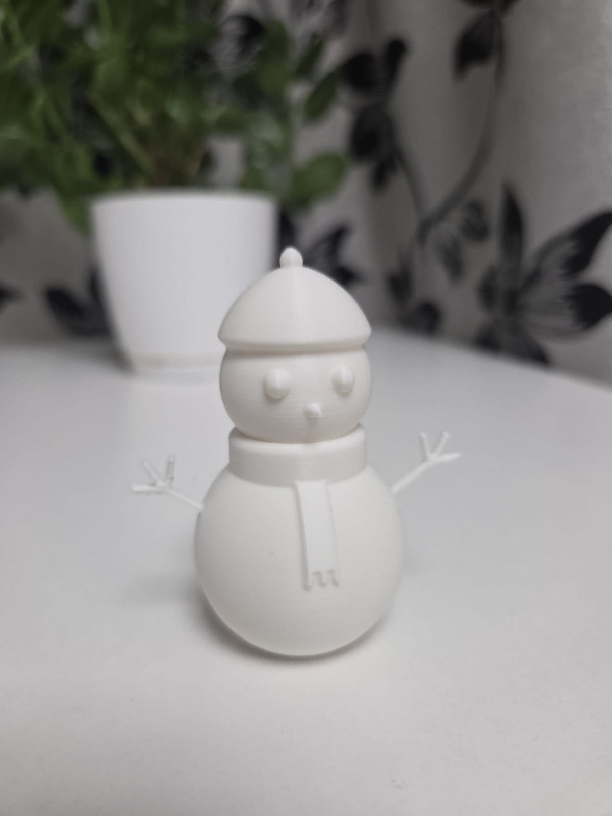 Minimalistisch sneeuwpopfiguurtje met een glimlach