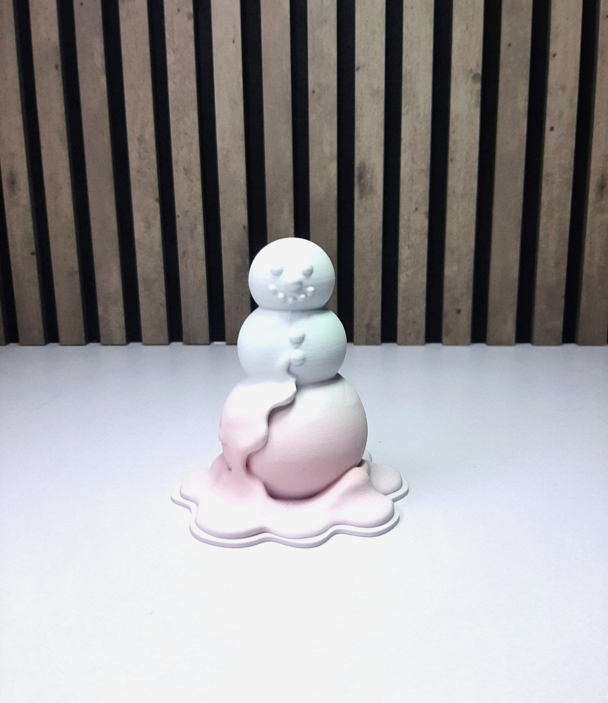 Modern figuurtje van een smeltende sneeuwpop