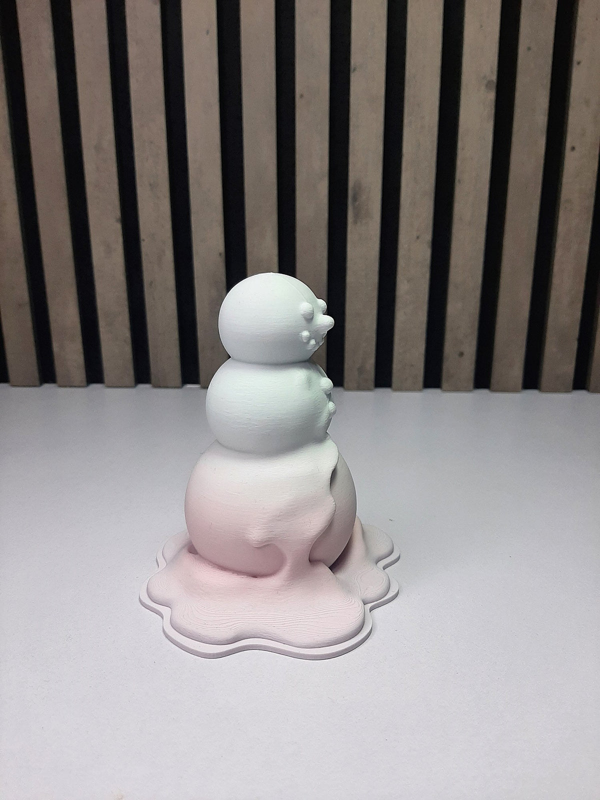 Modern figuurtje van een smeltende sneeuwpop