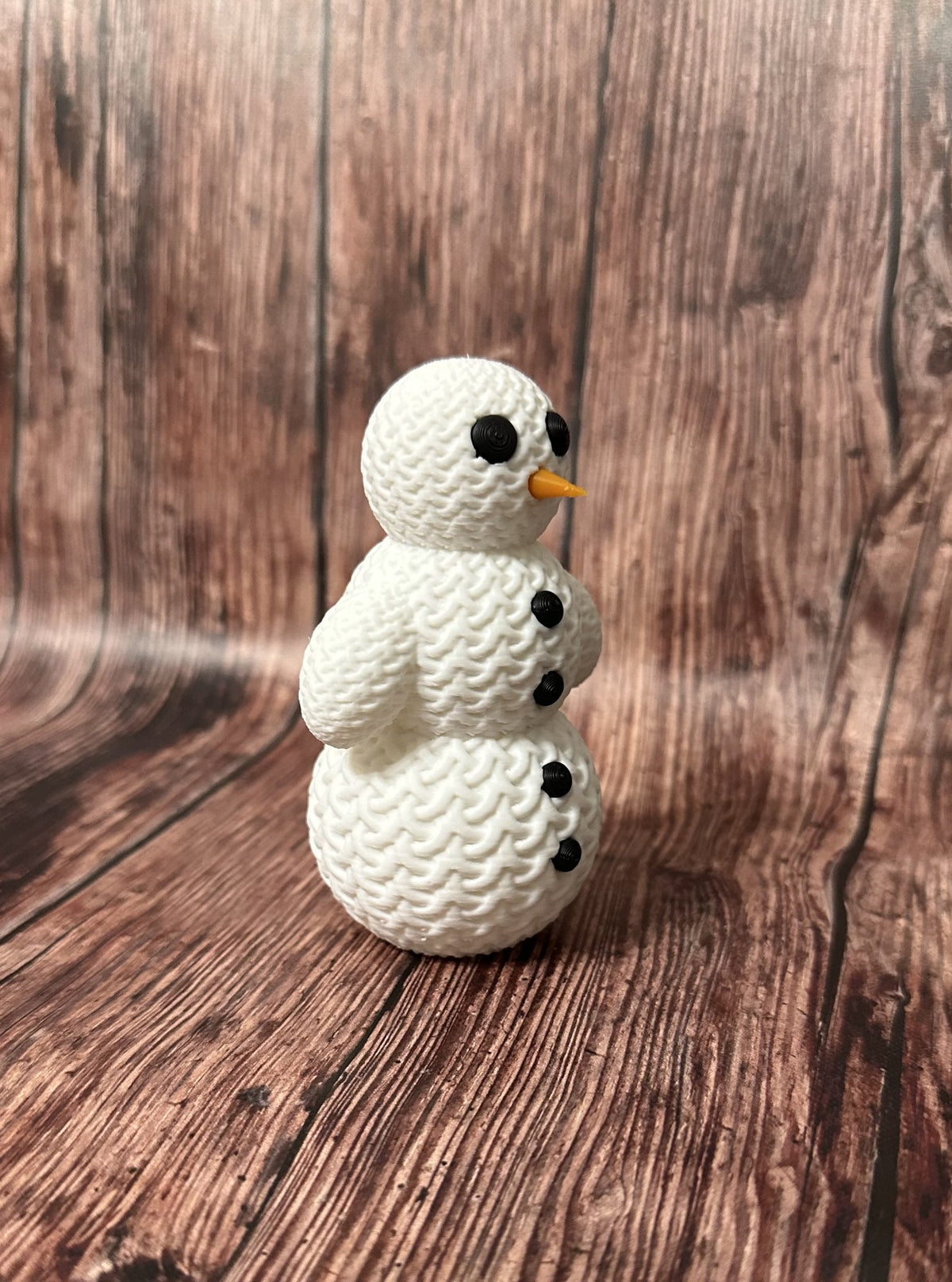 Schattig sneeuwpopfiguurtje in gebreide look