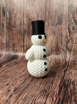 Schattige gebreide sneeuwpop met hoed