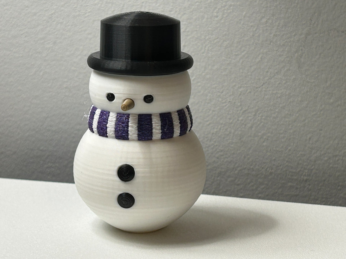 Sneeuwpopfiguurtje met sjaal en hoge hoed