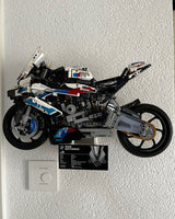 Wandhouder voor LEGO BMW S1000RR met uitsparing voor het informatiebordje