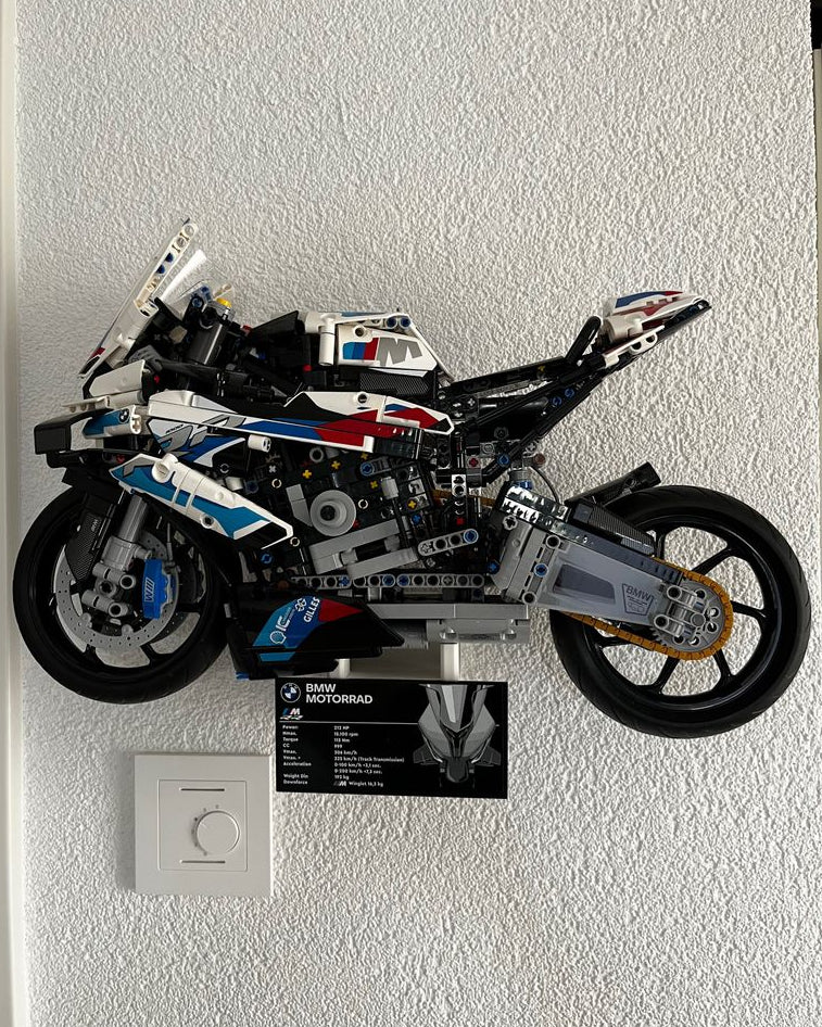 Wandhouder voor LEGO BMW S1000RR met uitsparing voor het informatiebordje