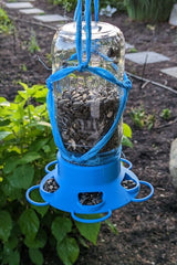 Schroefdeksel dat van een mason jar een voedersilo voor vogels in de tuin maakt