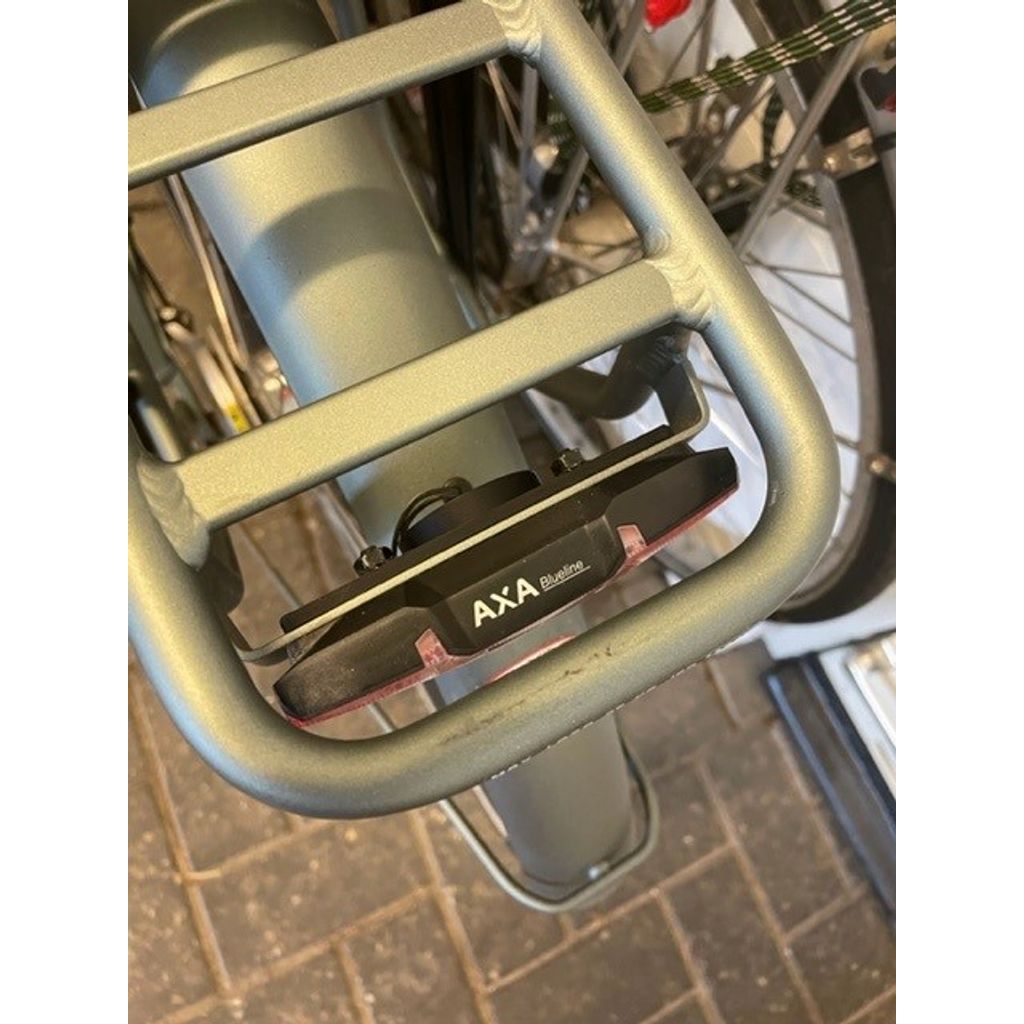 AirTag-houder in het achterlicht van de fiets