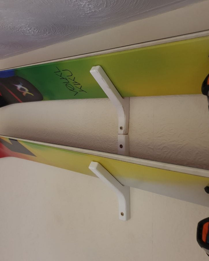 Wandhouder voor ski's – schuine displayhouder