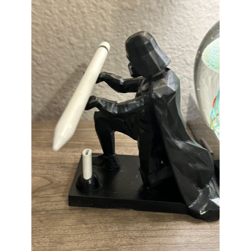 Low poly Darth Vader-houder voor de Apple Pencil