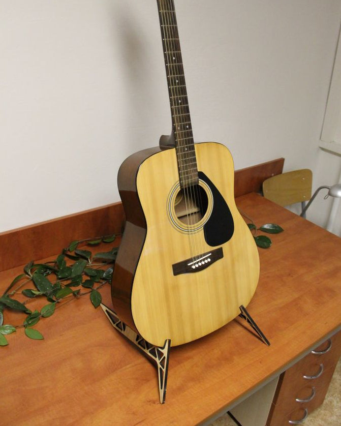 Standaard voor akoestische gitaar van lasergesneden grenen multiplex