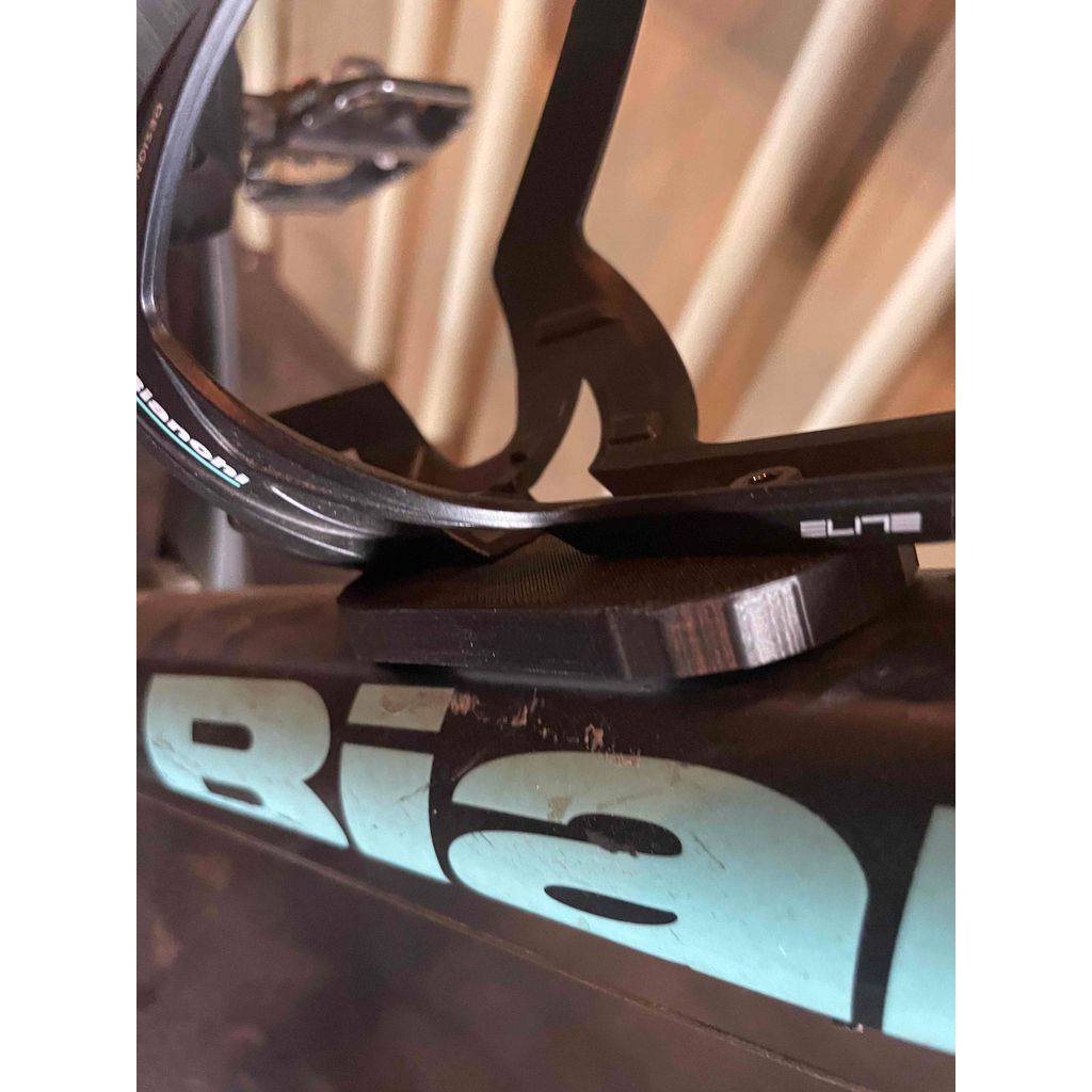 Houder voor Tile-tracker op de bidonhouder van de fiets
