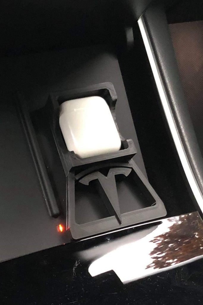 Houder voor draadloos opladen van AirPods in de Tesla Model 3