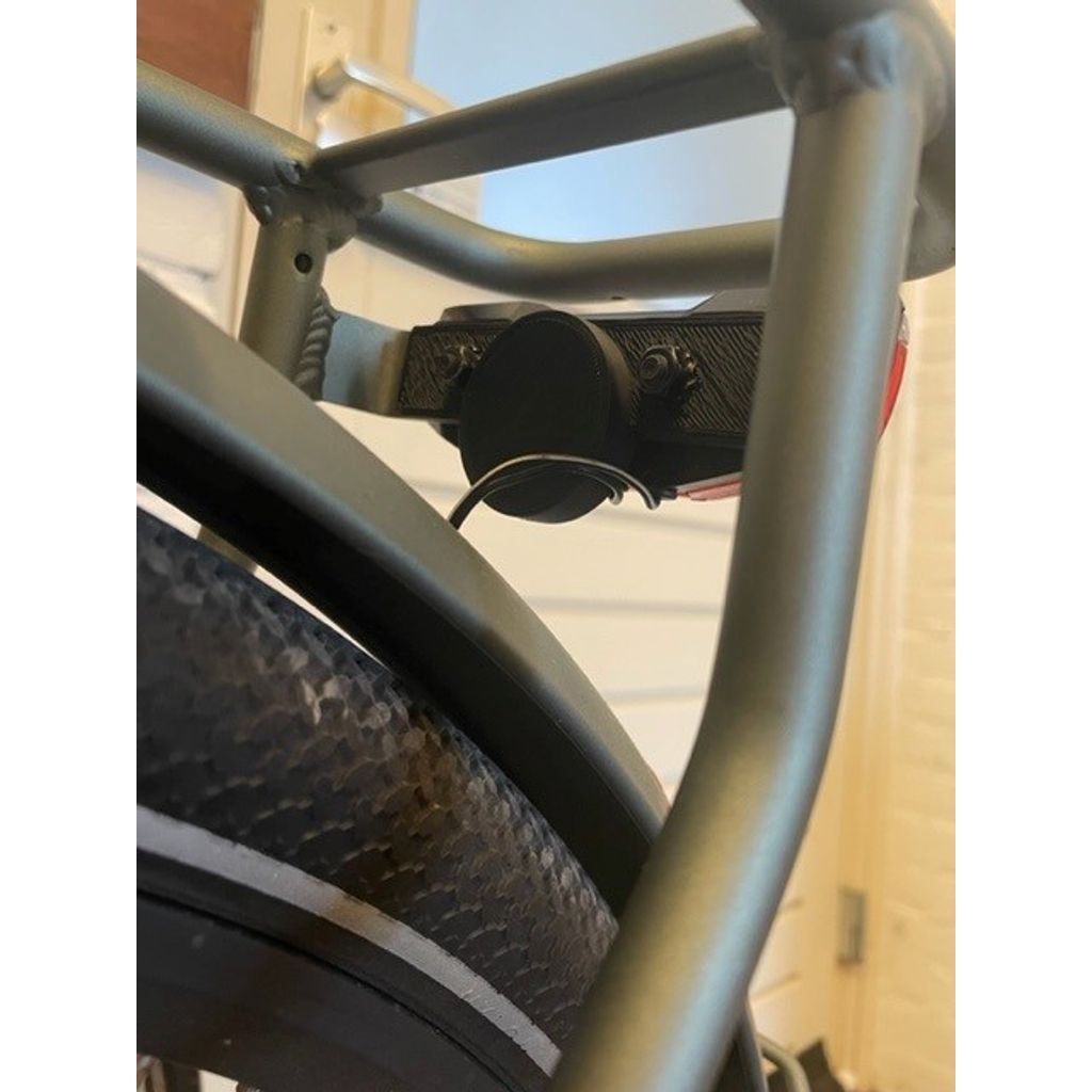 AirTag-houder in het achterlicht van de fiets
