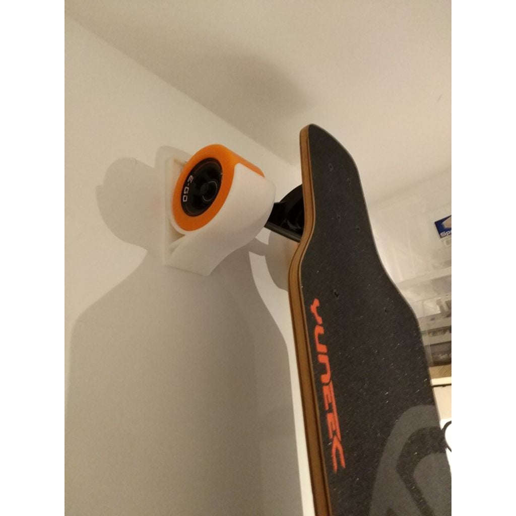 Wandhouder voor longboard en skateboard met wielen van 90 mm